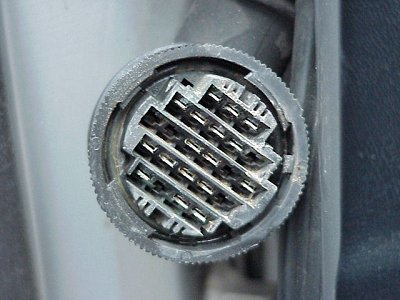 Round door connector